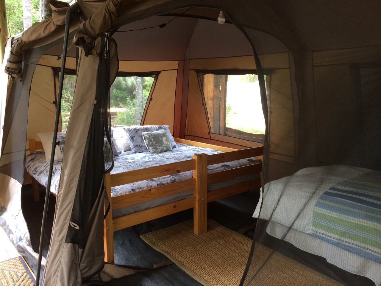 Kingsize bed (2x singles) plus one single.